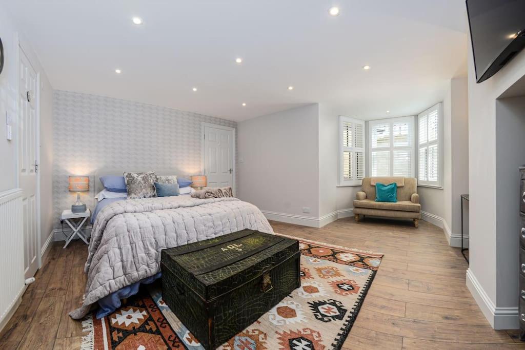 Apartment West With Free Parking 惠特比 外观 照片
