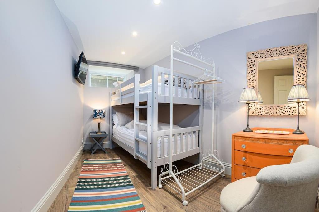 Apartment West With Free Parking 惠特比 外观 照片