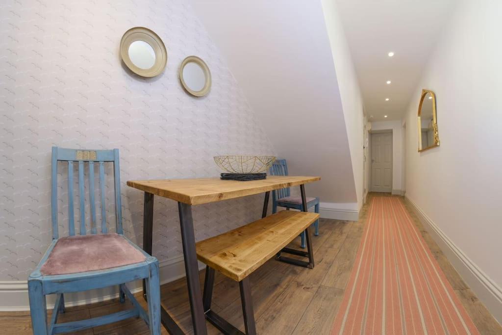 Apartment West With Free Parking 惠特比 外观 照片