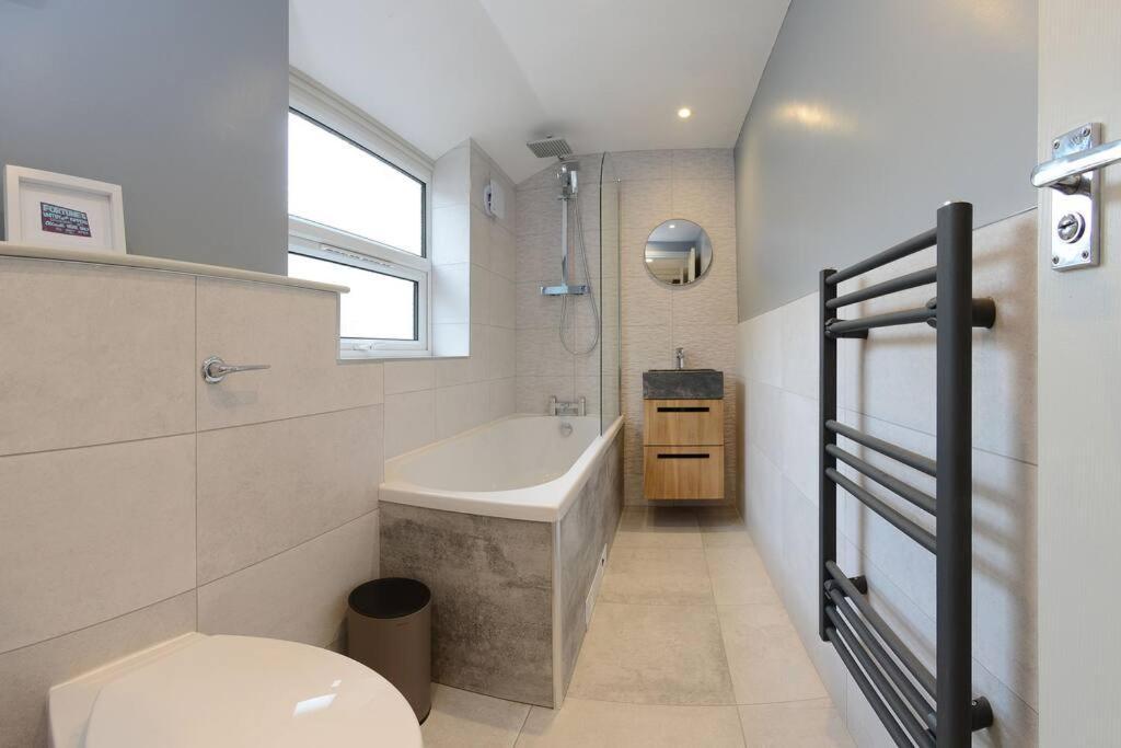 Apartment West With Free Parking 惠特比 外观 照片