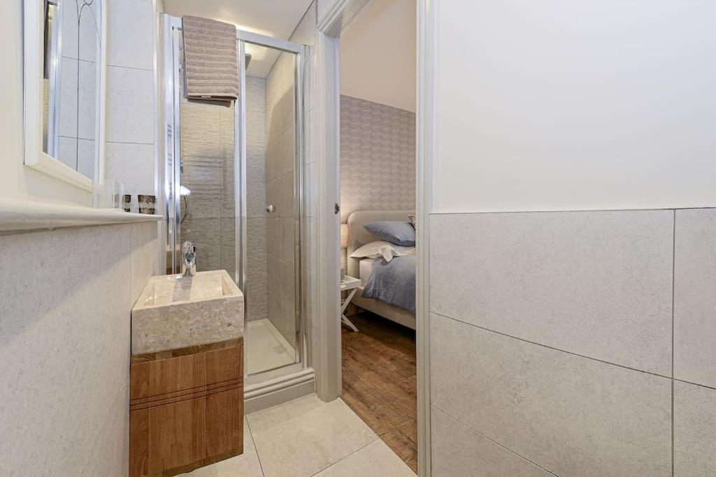 Apartment West With Free Parking 惠特比 外观 照片